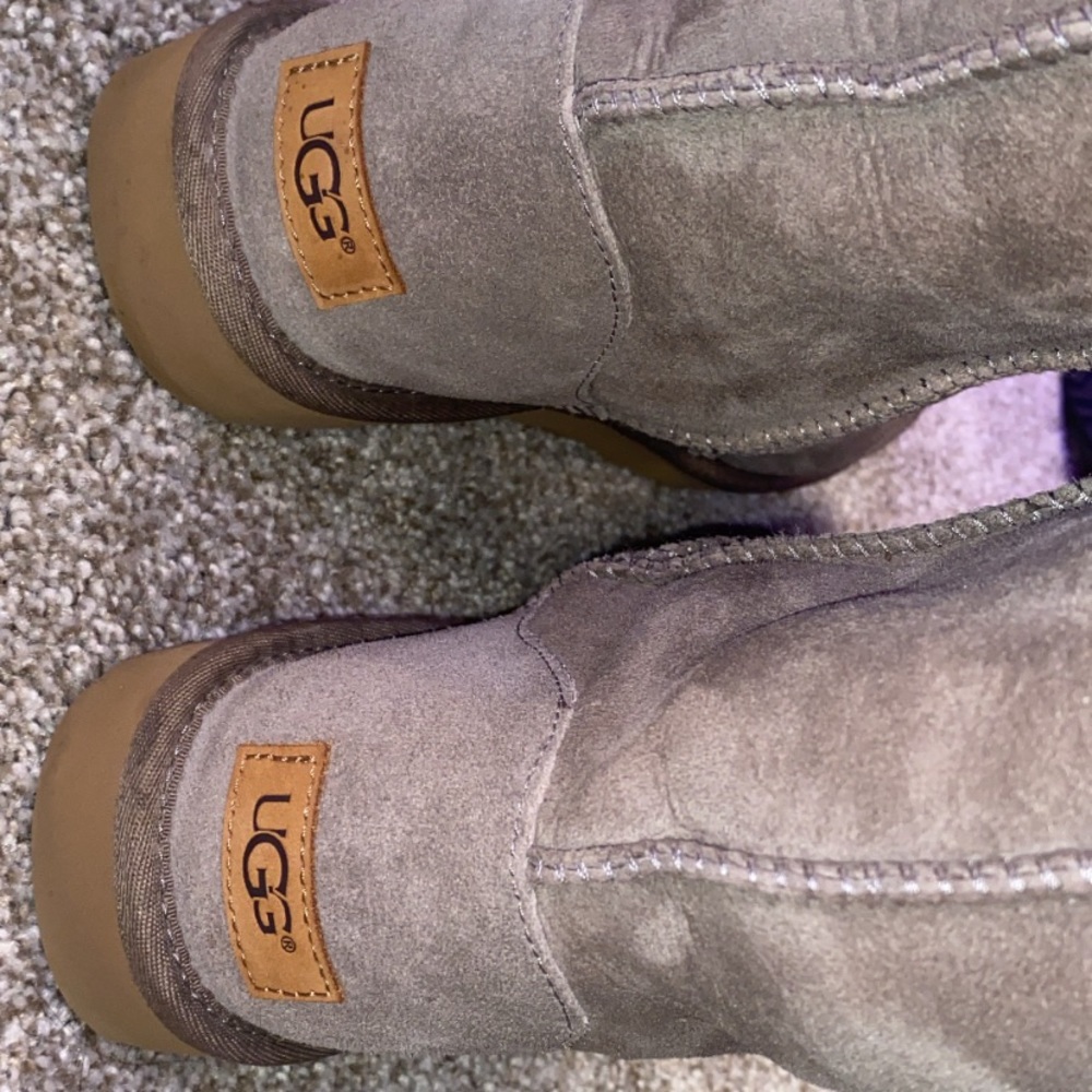 Womens grey uggs size 9 lightly worn Great condition still have box. SHORT.